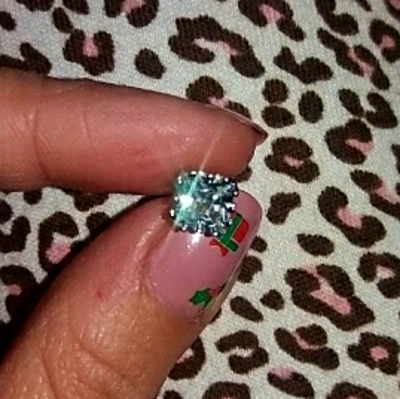 NEW! Sparkling 925 Sterling Cubic Zirconia Studs💎 - Picture 4 of 8